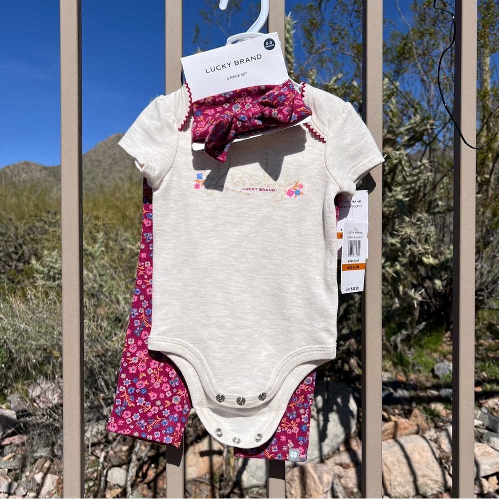 ⬇️💲Lucky Brand NWT Infant 3pc Set Headband, Onesie, Stretch Pants  0-3 Months